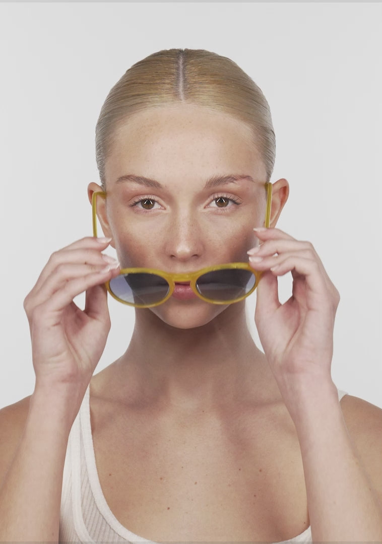 Load video: Ultra Light Max Honey / Grad Blue