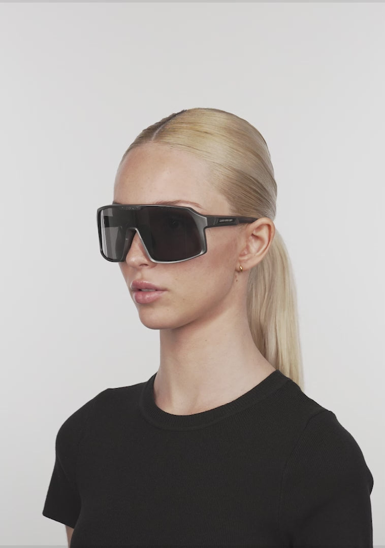 Load video: Wind Limited Iridiscent Plumb / Smoke