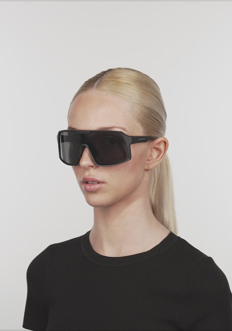 Load video: Wind Black / Black