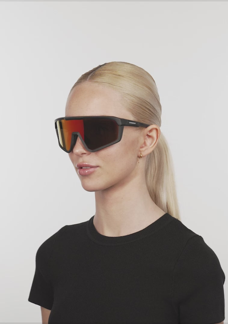 Load video: Hurricane Black / Red