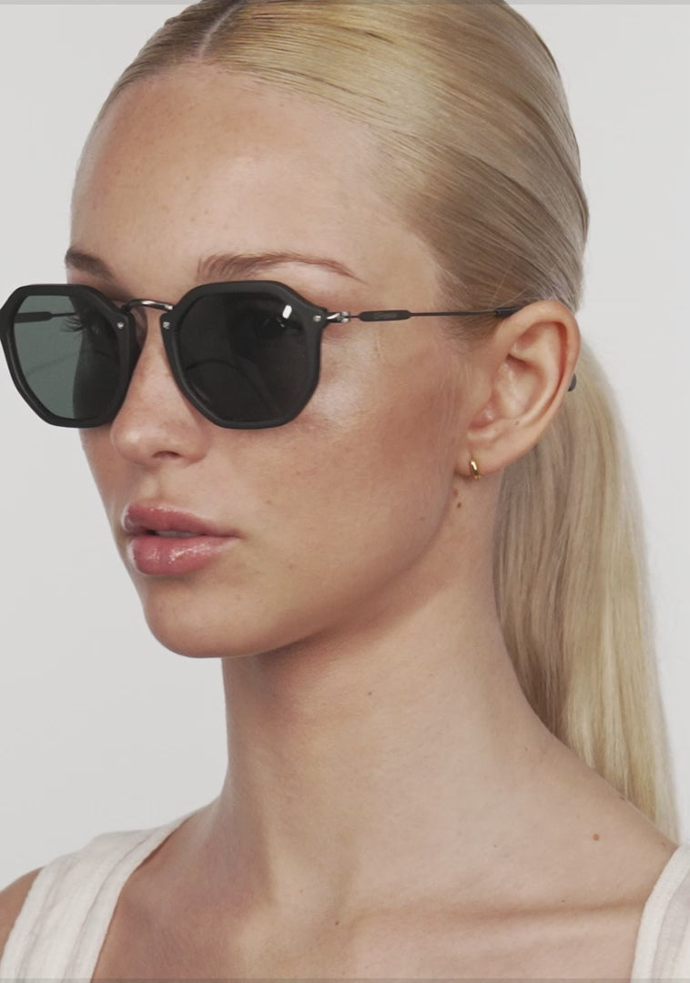 Load video: Roller HEX Matt Black / Black