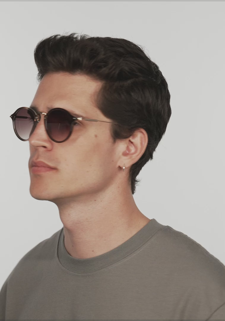 Load video: Roller TR90 Milky Brown / Grad Brown