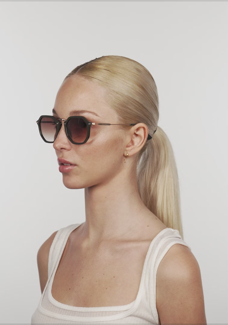 Load video: Roller HEX Dark Green / Grad Brown