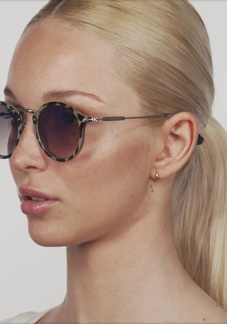 Load video: Roller TR90 Green Tort / Grad Smoke