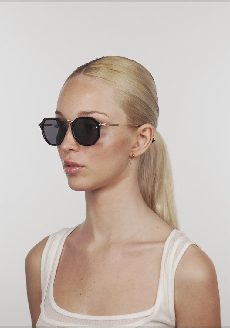 Load video: Roller HEX Black / Black