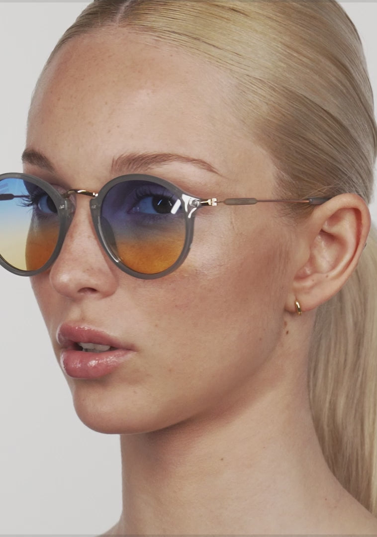 Load video: Roller TR90 Milky Blue Grey / Grad Blue