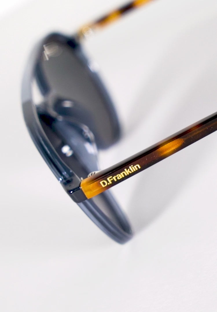 Load video: America Round Navy / Black