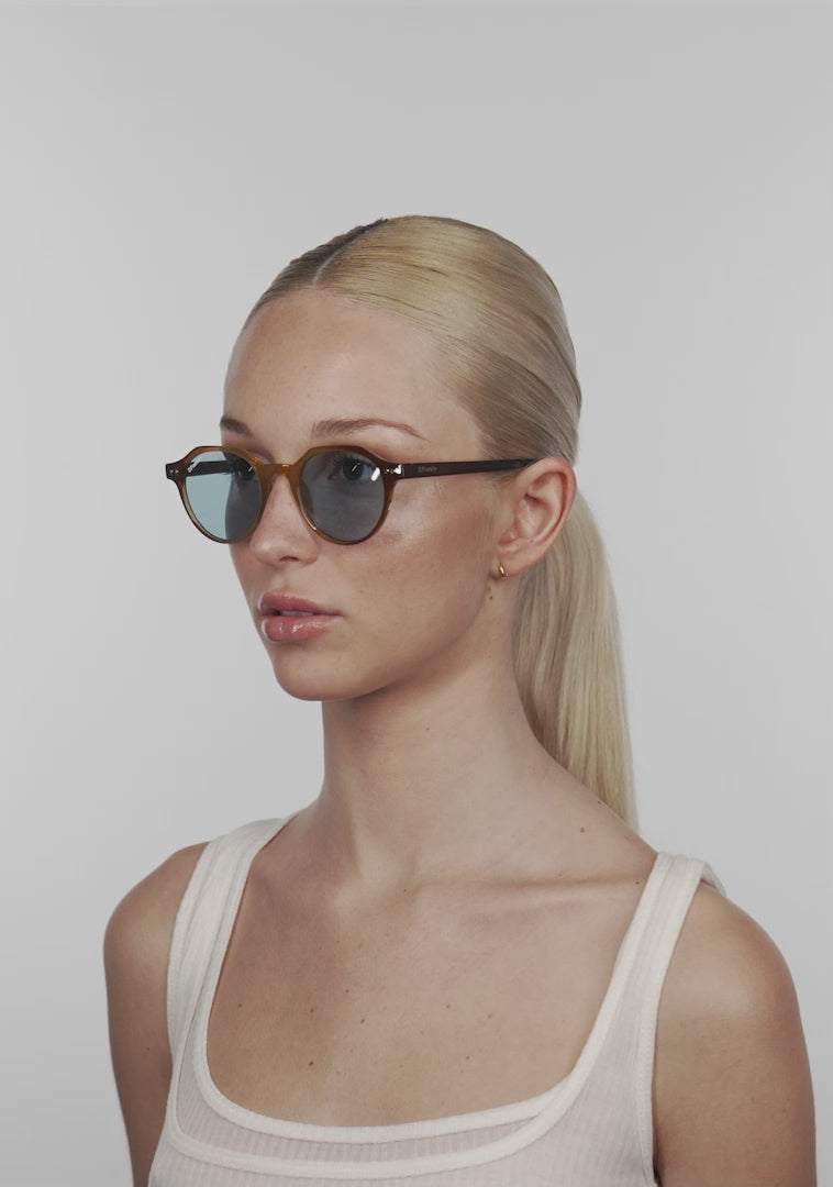 Load video: Ultra Light S Round Trans Brown / Trans Blue