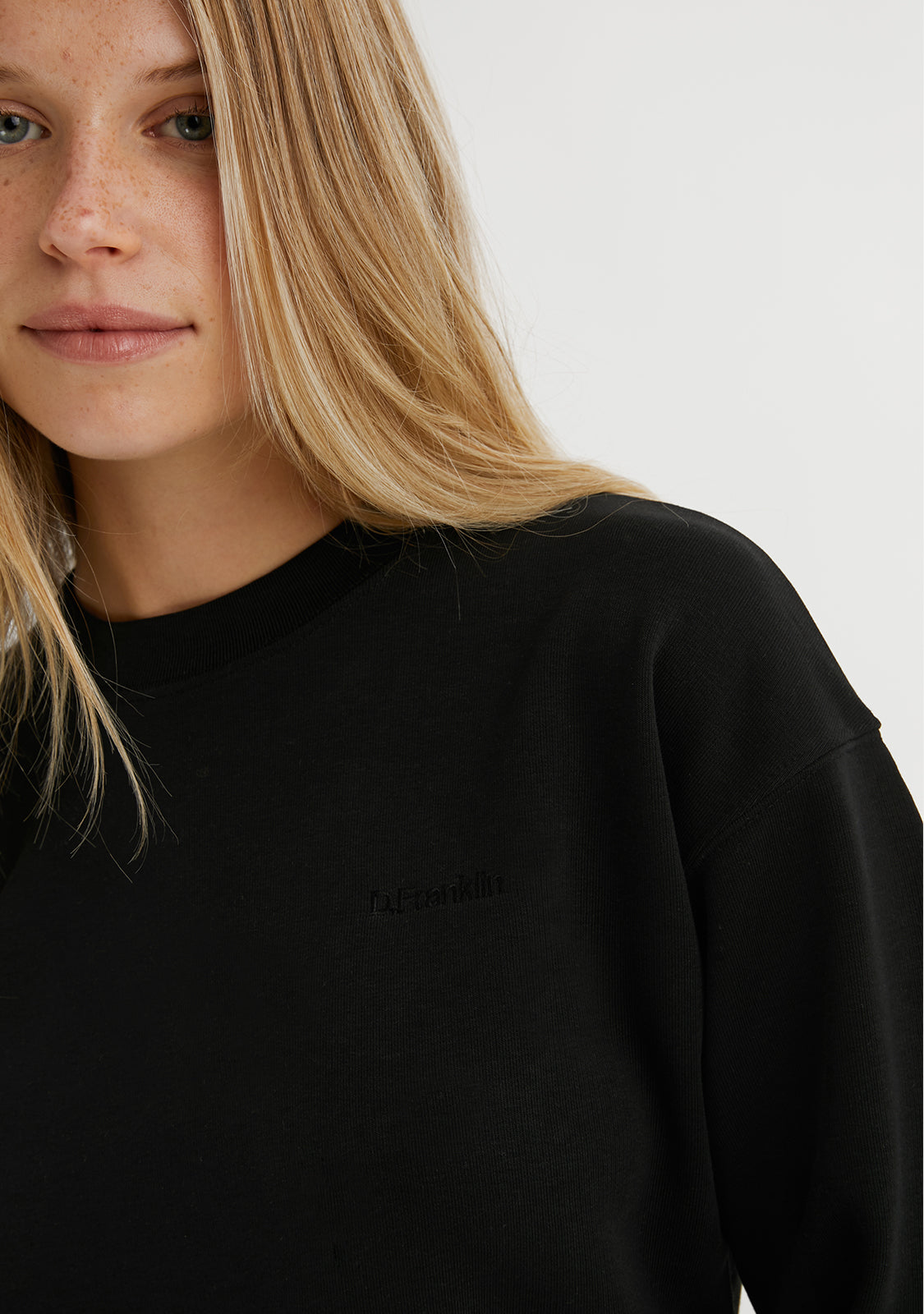Embroidery Logo Cropped Crew Neck Sweatshirt / Black